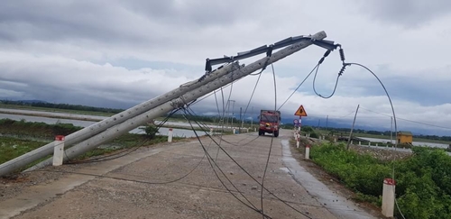 Điện lực miền Trung khẩn trương xử lý sự cố lưới điện do ảnh hưởng bão số 5