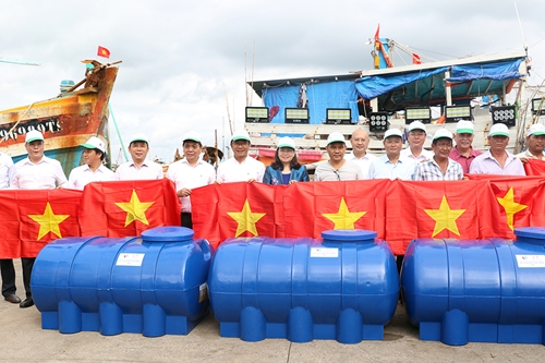 3 000 lá cờ Tổ quốc trao ngư dân Bà Rịa - Vũng Tàu vươn khơi bám biển