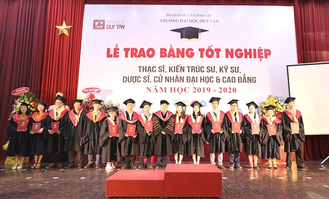 Phát triển đảng trong trường học: Mô hình từ trường Đại học Duy Tân Le-trao-bang-tot-nghiep-duy-tan