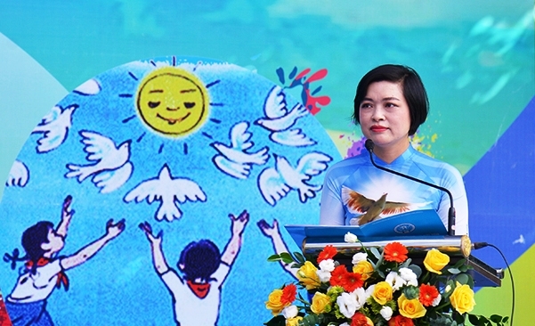 Hà Nội là một trong những thành phố đẹp nhất và huyền thoại nhất Việt Nam. Tại đây, các nghệ sĩ đã tạo ra những tác phẩm nghệ thuật về thành phố cùng với thông điệp về hòa bình. Hãy thưởng thức những tác phẩm đắm say và cảm nhận sự phối hợp tuyệt vời giữa màu sắc, cảm xúc và thông điệp nhân văn trong tranh vẽ về Hà Nội và hòa bình.