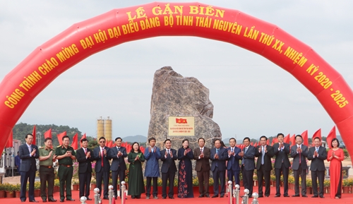 Gắn biển công trình chào mừng Đại hội Đảng bộ tỉnh Thái Nguyên lần thứ XX