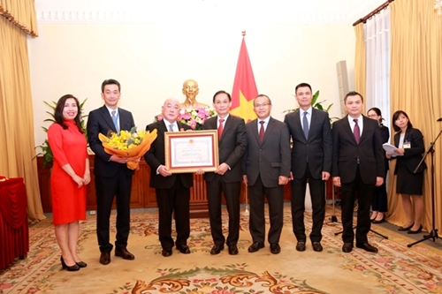 Trao tặng Huân chương Hữu nghị cho Cố vấn đặc biệt của Thủ tướng Nhật Bản