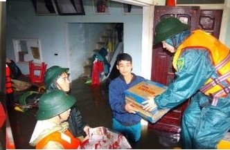Hà Tĩnh Bộ đội, dân quân nỗ lực ứng cứu, hỗ trợ nhân dân vùng ngập lụt