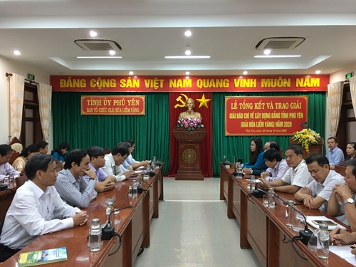 Phú Yên Trao giải Búa liềm vàng cho 28 tác phẩm báo chí