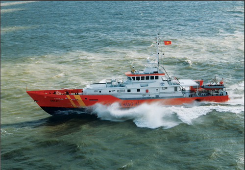 Cứu 03 thuyền viên tàu cá Bình Định gặp nạn trong bão số 9