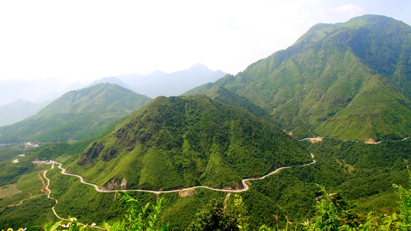 Quốc lộ 4D ở Lai Châu sẽ khiến bạn cảm nhận được sự lấp lánh của đất trời, với những con đường đèo dốc khúc khuỷu, hòa quyện cùng những thửa ruộng bậc thang đẹp nhất của vùng Tây Bắc. Không gì tuyệt vời bằng cảm nhận để tri ân sự đẹp đẽ của non nước Việt Nam.