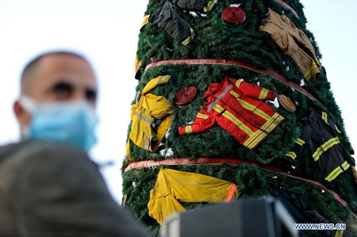 Cây thông Noel tưởng nhớ lính cứu hỏa thiệt mạng trong vụ nổ ở Li-băng