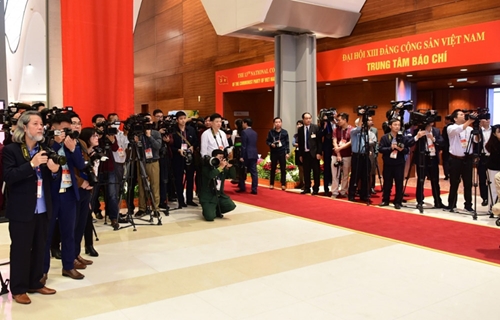 Hàng trăm phóng viên tác nghiệp tại phiên khai mạc Đại hội XIII của Đảng