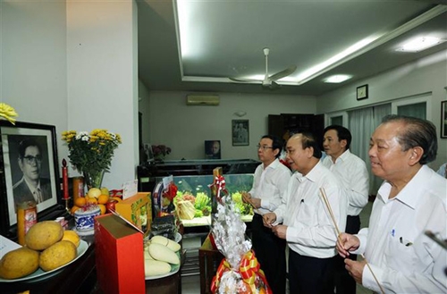 Thủ tướng Nguyễn Xuân Phúc dâng hương tưởng nhớ các Lãnh đạo Đảng, Nhà nước