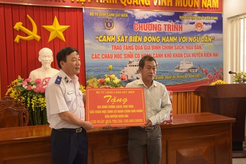 Bộ Tư lệnh Cảnh sát biển Việt Nam trao quà cho ngư dân, học sinh nghèo