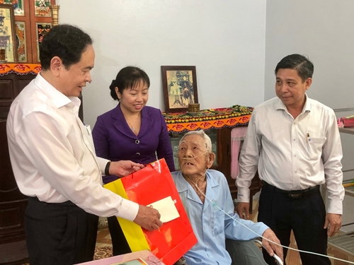 Đồng chí Trần Thanh Mẫn thăm, tặng quà Tết gia đình chính sách tỉnh Hậu Giang