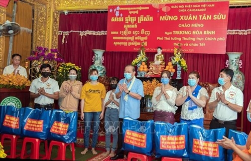 Phó Thủ tướng Thường trực tặng quà Tết cho đồng bào Khmer tại TP Hồ Chí Minh