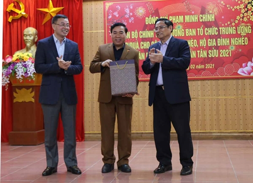 Đồng chí Phạm Minh Chính thăm, tặng quà Tết hộ nghèo, công nhân lao động tại tỉnh Hòa Bình