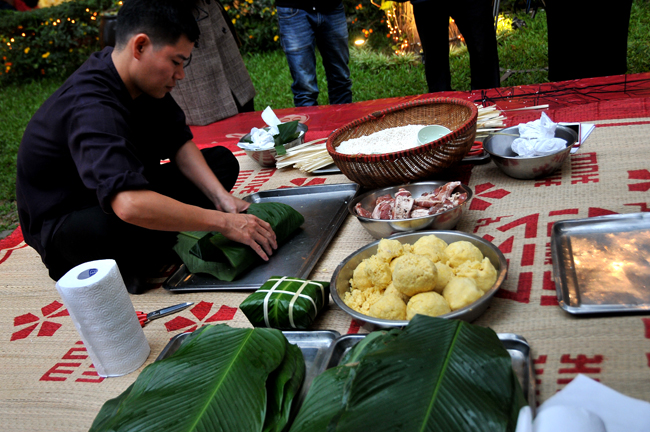 Hãy cùng ngắm nhìn những chiếc bánh chưng hấp dẫn được gói gọn trong lớp lá chuối thơm ngon và truyền thống của người Việt. Bạn sẽ không thể từ chối được những khoảnh khắc thưởng thức trọn vẹn mùi vị đặc biệt của món bánh này.