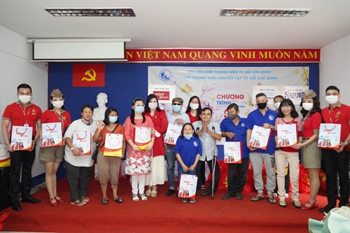 Hướng về cộng đồng, Vietjet tặng quà Tết người khuyết tật TP HCM