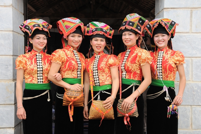 Trang phục truyền thống của Việt Nam mang đậm nét đẹp và tinh hồn của dân tộc. Hãy cùng tôi ngắm nhìn những bộ trang phục đầy màu sắc và cách phối hợp tuyệt đẹp qua hình ảnh này!