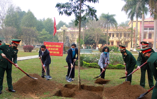Đồng chí Trương Thị Mai dự lễ phát động Tết trồng cây Đời đời nhớ ơn Bác Hồ