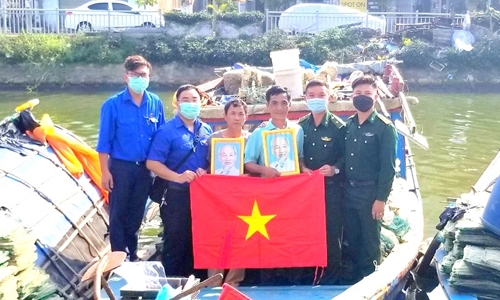 Tặng cờ Tổ quốc và ảnh Bác Hồ cho ngư dân Đà Nẵng