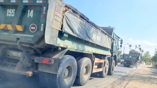 Quảng Nam cần xử lý tình trạng xe quá tải đi vào đường dân sinh