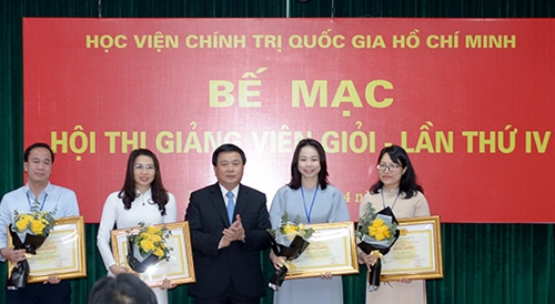 Giám đốc Học viện Chính trị quốc gia Hồ Chí Minh trao bằng khen cho 04 giảng viên xuất sắc