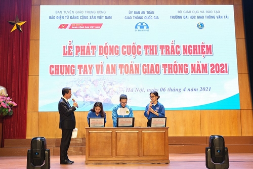 Bạn Bùi Thị Thu Trang giành giải Nhất tuần 1 Cuộc thi trắc nghiệm Chung tay vì an toàn giao thông
