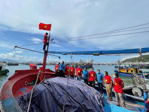 Lan tỏa Chương trình Một triệu lá cờ Tổ quốc cùng ngư dân bám biển