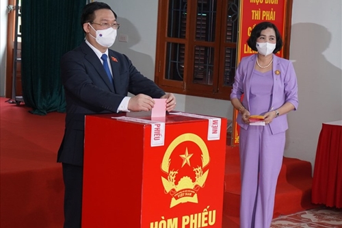 Chủ tịch Quốc hội Vương Đình Huệ bỏ phiếu bầu cử tại TP Hải Phòng