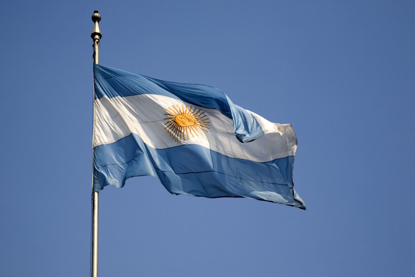 Lá cờ Argentina đại diện cho một quốc gia có nền văn hóa đa dạng và phong phú. Năm 2024, Argentina đã đạt được nhiều tiến bộ trong phát triển du lịch, từ các điểm đến nổi tiếng như Buenos Aires, đến những vùng đất hoang sơ và độc đáo như Patagonia. Hình ảnh lá cờ Argentina trong những bức hình về du lịch sẽ chứa đựng được tất cả những điều thú vị và đặc sắc của quốc gia này.