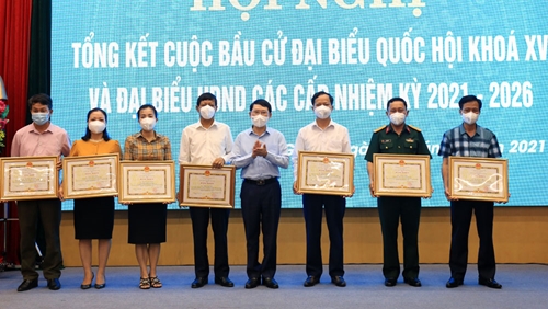 Bắc Giang Khen thưởng 170 tập thể, cá nhân trong công tác tổ chức bầu cử