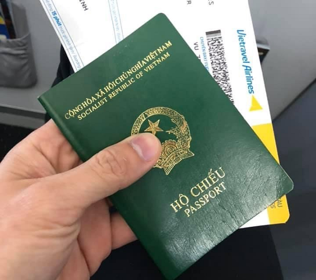 Đổi hộ chiếu gắn chíp: Để chuẩn bị cho chuyến đi quốc tế của bạn, đôi khi bạn cần phải đổi hộ chiếu gắn chíp. Hãy đến với chúng tôi để được hướng dẫn và hỗ trợ thủ tục đổi hộ chiếu này. Chúng tôi sẽ giúp bạn hoàn thành thủ tục một cách nhanh chóng và dễ dàng nhất.