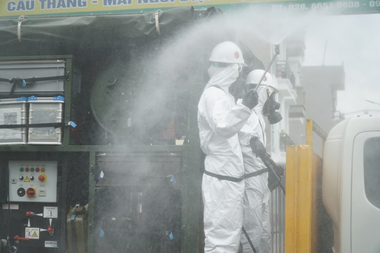 TP Hồ Chí Minh Gần 2 000 cán bộ, chiến sỹ tham gia phun khử khuẩn phòng, chống dịch