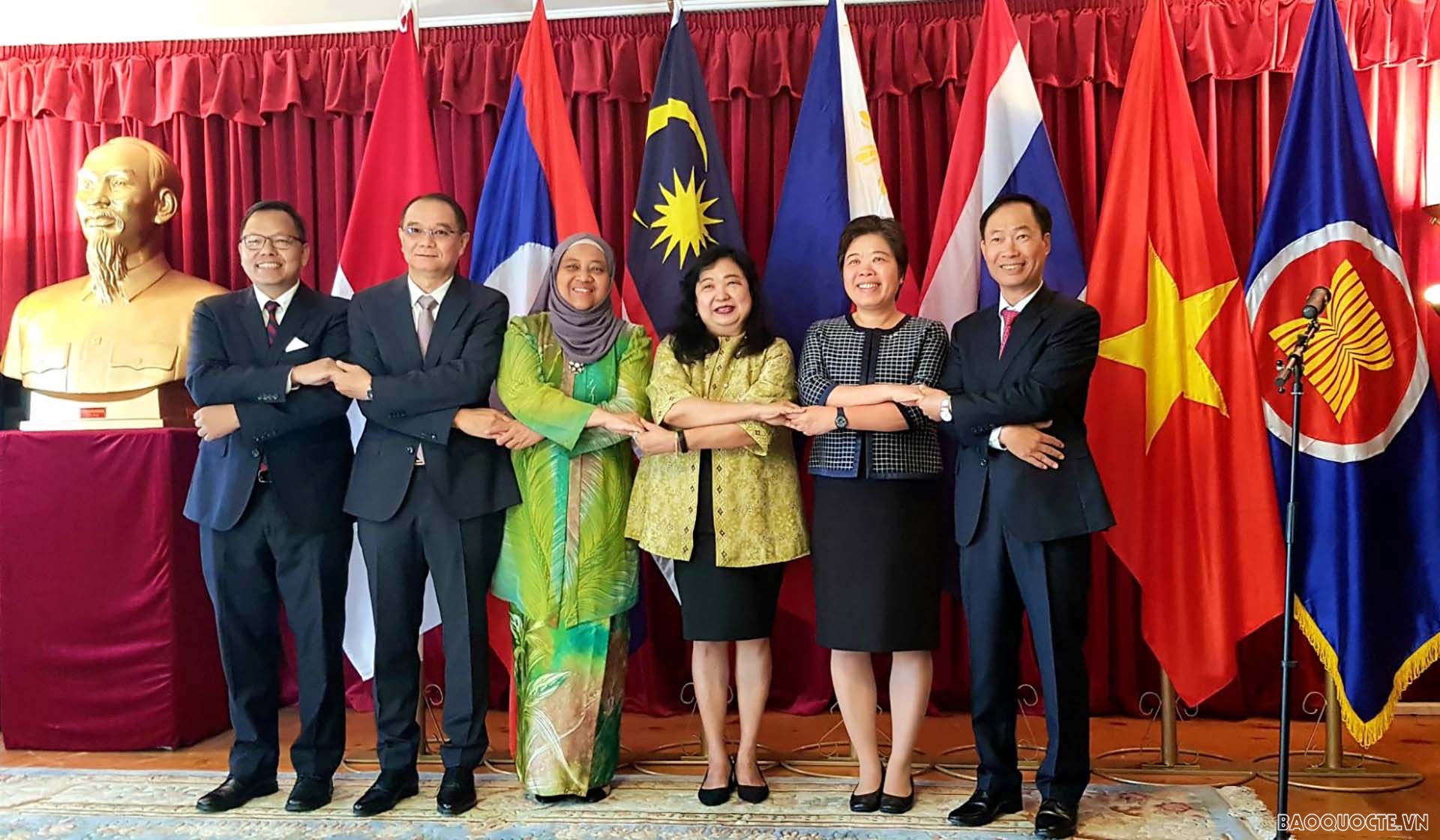 Lễ thượng cờ nhân kỷ niệm 54 năm ngày thành lập ASEAN tại Thụy Điển 2024 - Năm 2024 là năm quan trọng khi ASEAN đánh dấu kỷ niệm 54 năm ngày thành lập. Thụy Điển sẽ là đất nước đăng cai Lễ thượng cờ nhân. Các nhà lãnh đạo đến từ 10 quốc gia sẽ cùng tham gia sự kiện này, tạo ra một không khí đậm chất châu Á, đầy tinh thần đoàn kết và hợp tác. Hãy xem các hình ảnh liên quan và cảm nhận về sự kiện quan trọng này.