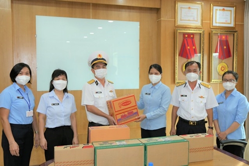 Tổng công ty Tân cảng Sài Gòn tặng quà tuyến đầu sản xuất, phòng chống dịch