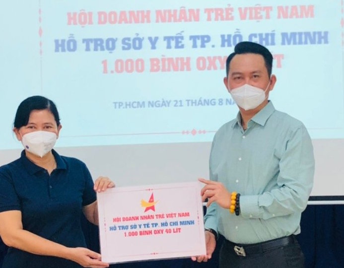 Trao 1.000 bình Oxy 40 lít cho TP Hồ Chí Minh