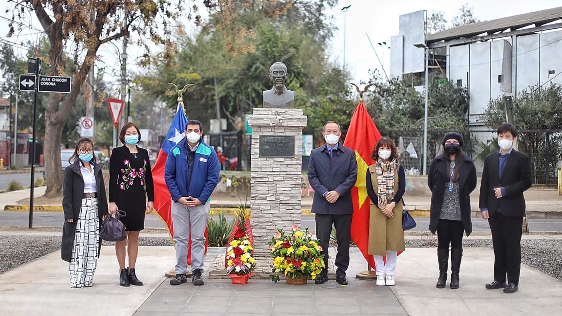Dâng hoa tưởng niệm Chủ tịch Hồ Chí Minh tại Chile