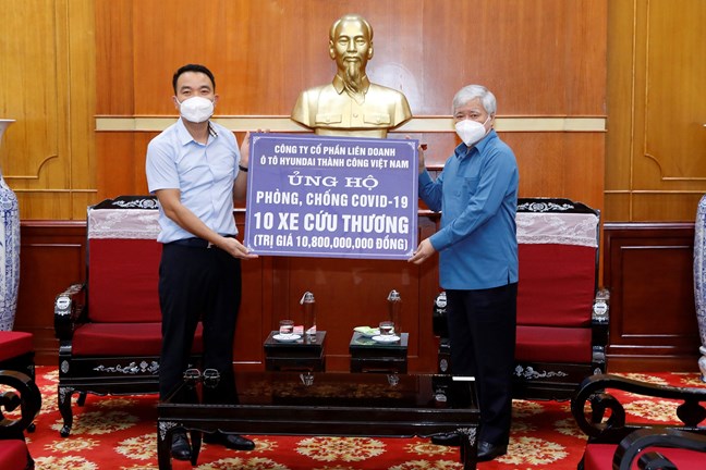 Lãnh đạo MTTQ Việt Nam tiếp nhận ủng hộ 10 xe cứu thương trị giá gần 11 tỷ đồng