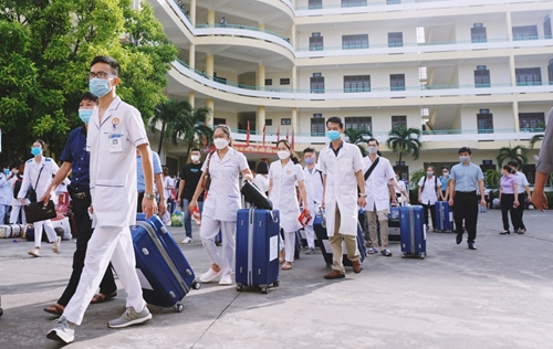 500 nhân viên y tế Quảng Ninh hỗ trợ Hà Nội chống dịch