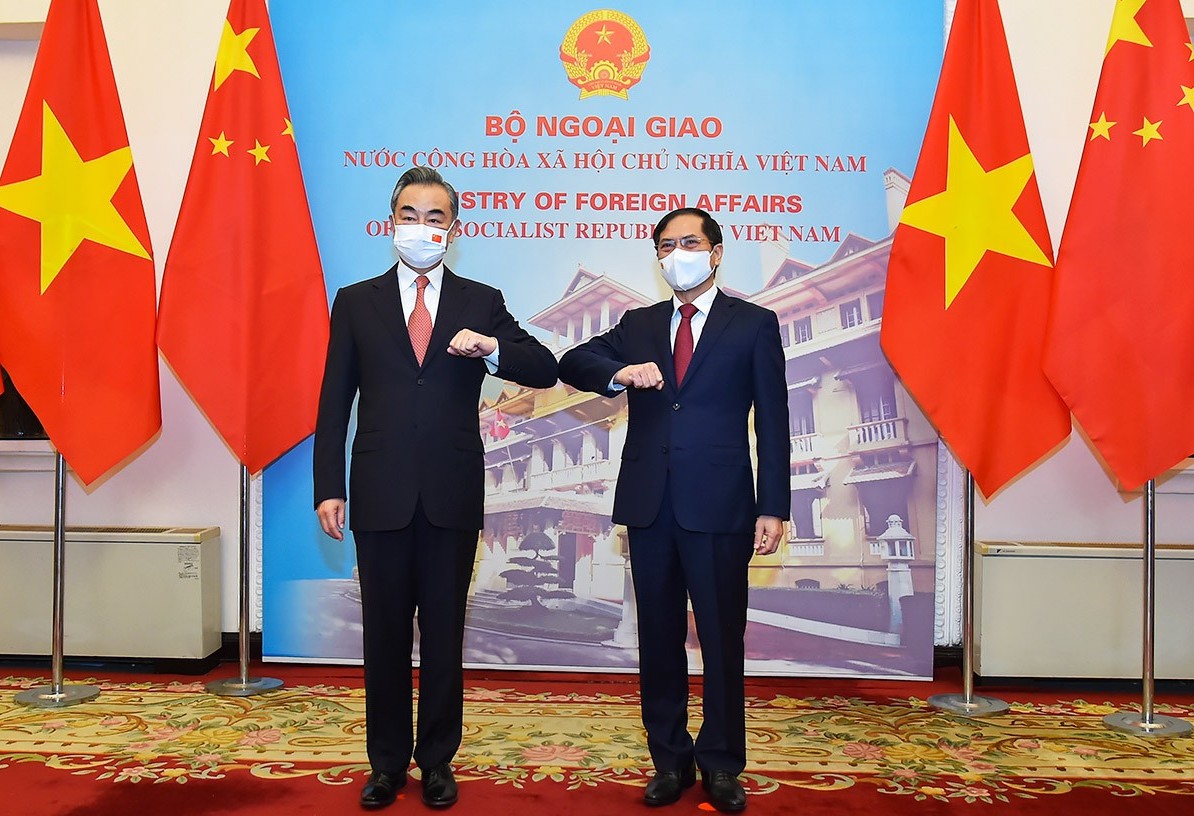Chính trị hai nước Việt Trung đang trong giai đoạn phát triển tốt đẹp. Hai nước cùng nhau thúc đẩy quan hệ hợp tác, đóng góp quan trọng vào sự phát triển của cả hai nước. Có rất nhiều những bước tiến mới mẻ và hứa hẹn trong tương lai cho chính trị hai nước Việt Trung.