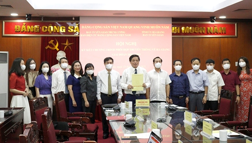 Hình ảnh tại Hội nghị Ký kết phối hợp truyền thông giữa tỉnh Hà Giang và Báo điện tử Đảng Cộng sản Việt Nam