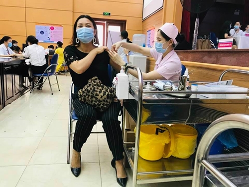 100 người dân Hà Nội đủ điều kiện đã được tiêm vaccine COVID-19
