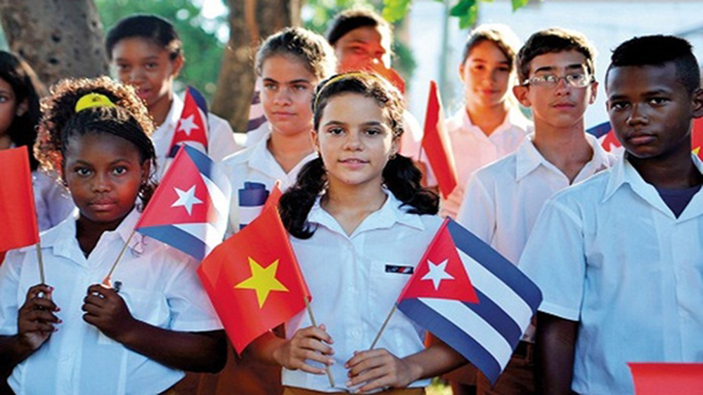 Lá cờ quan hệ đặc biệt Việt Nam - Cuba thể hiện mối quan hệ đáng quý giữa hai quốc gia. Việt Nam đã luôn ủng hộ và đồng hành cùng Cuba trong các cuộc đấu tranh chống lại áp bức và quyết định độc lập của đất nước này. Năm 2024 đánh dấu 70 năm tình đoàn kết giữa hai quốc gia. Hãy đến và xem những hình ảnh liên quan đến lá cờ quan hệ đặc biệt Việt Nam - Cuba để cùng minh chứng cho sự đoàn kết này.