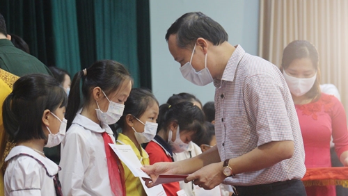 370 học sinh Bắc Giang được nhận học bổng Vì em hiếu học