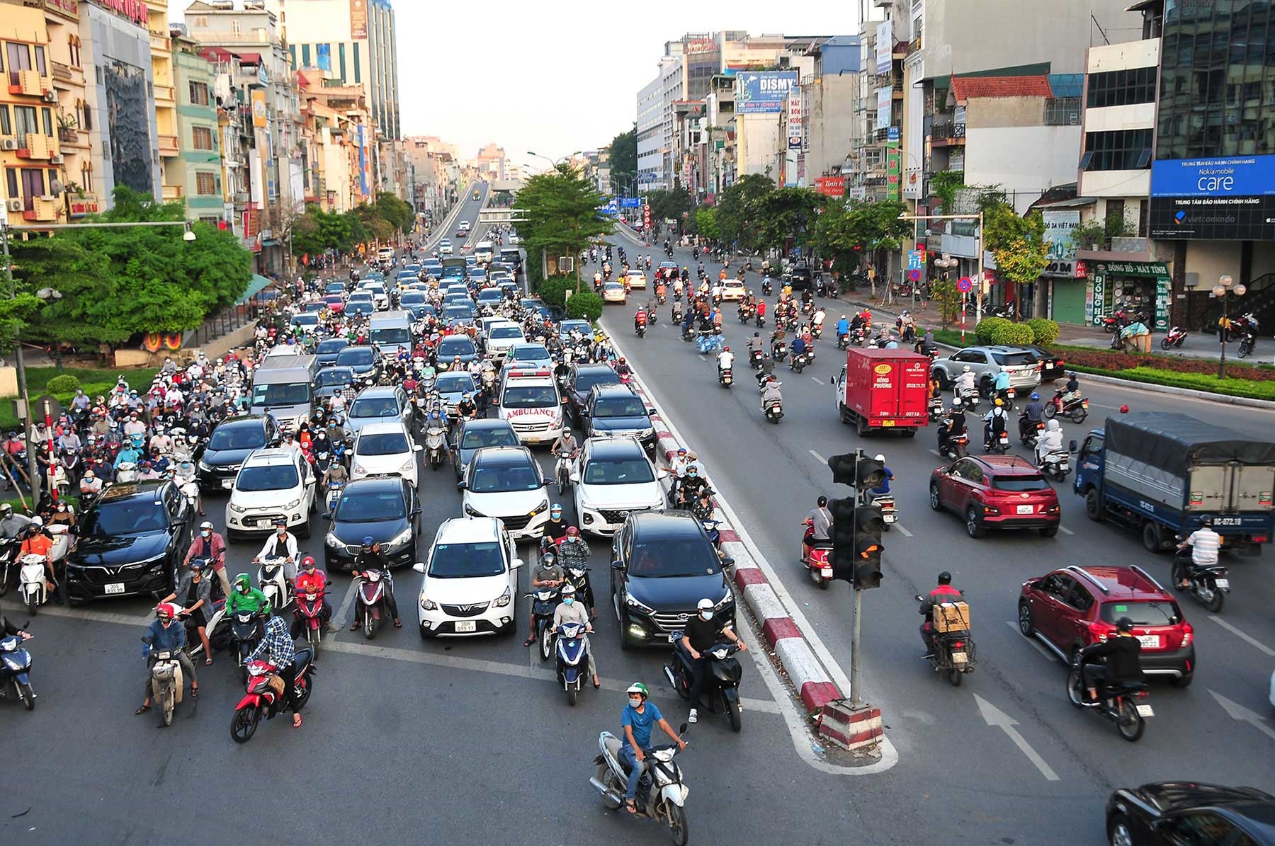 Nhịp sống ở các thành phố lớn của Việt Nam luôn vô cùng sôi động và hấp dẫn. Hãy cùng thưởng thức hình ảnh của những con đường đông đúc, những tiếng cười rộn ràng và những khoảnh khắc tươi vui và tràn ngập sức sống.