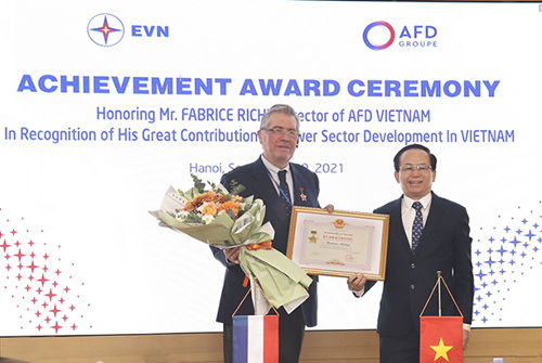EVN trao tặng kỷ niệm chương cho Giám đốc AFD tại Việt Nam