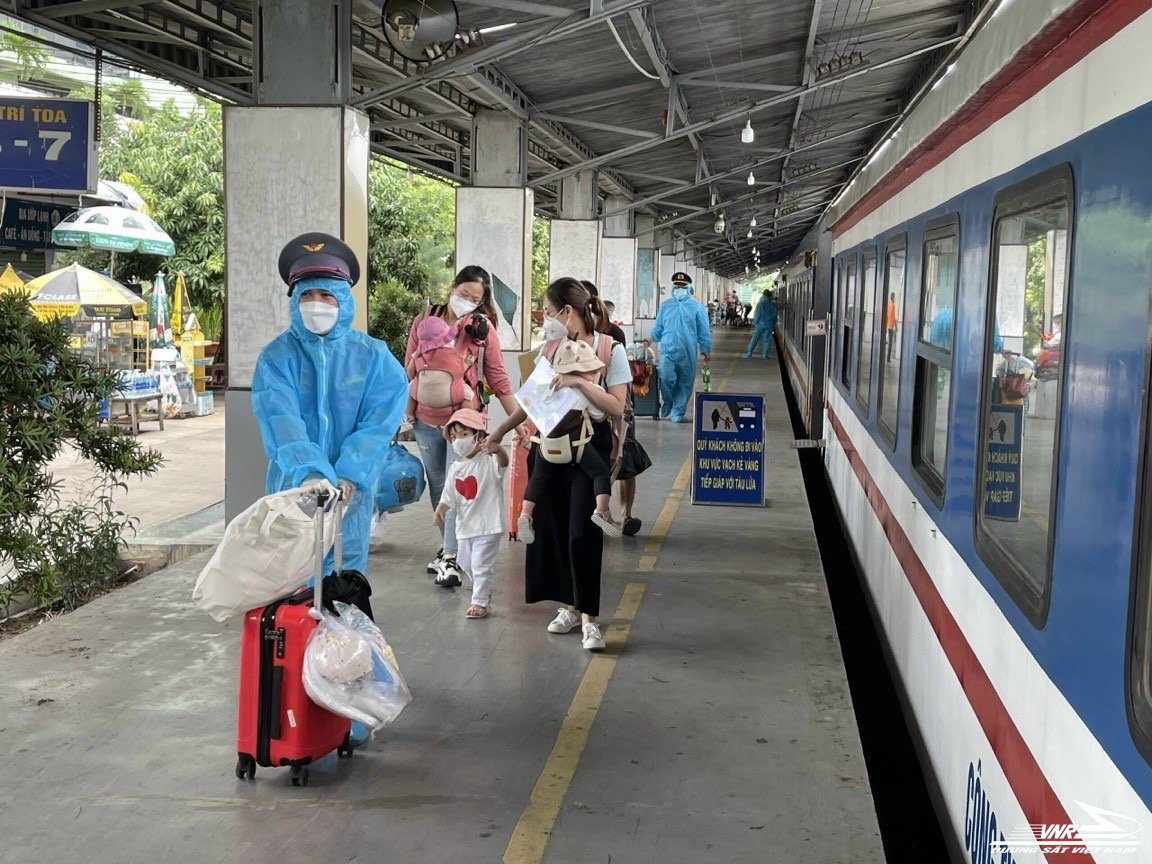Ngành đường sắt tổ chức đưa 2.800 công dân Quảng Bình về quê