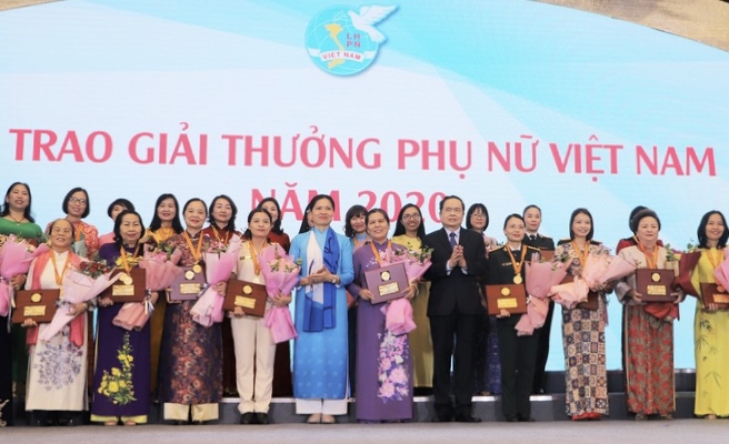 Trao giải thưởng Phụ nữ Việt Nam cho 6 tập thể và 10 cá nhân