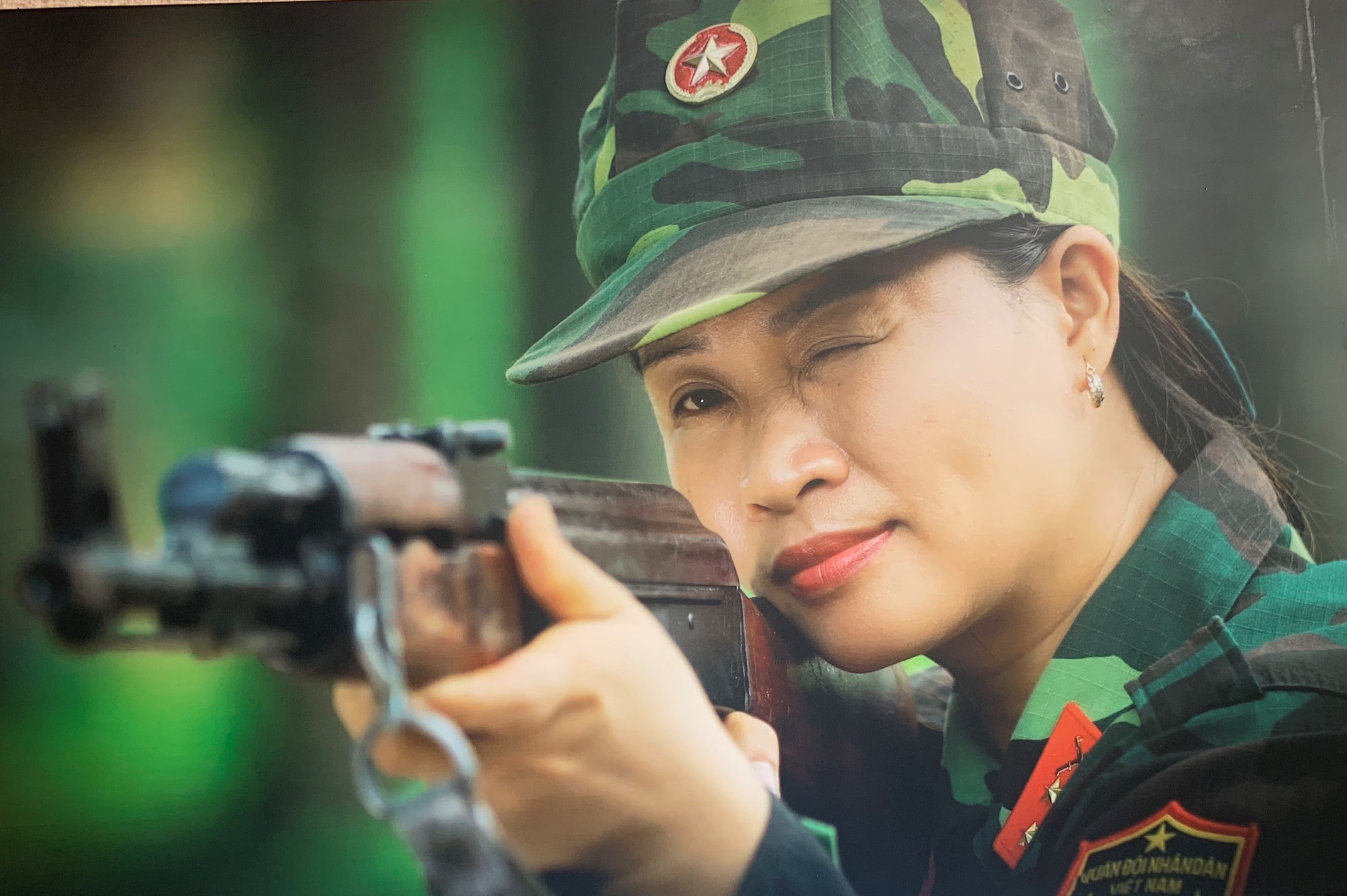 Hãy cùng ngắm nhìn hình ảnh của một người nữ quân nhân, chắc hẳn sẽ cảm nhận được lòng yêu nước và tinh thần kiên cường của những người phụ nữ trong quân ngũ.