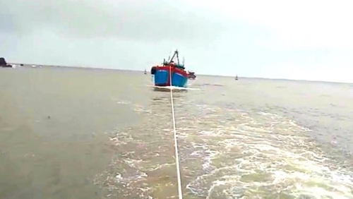 Quảng Ngãi Cứu hộ thành công tàu cá và 09 ngư dân trong điều kiện mưa to, sóng lớn