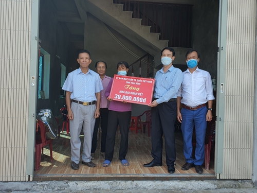 Ủy ban MTTQ tỉnh Thái Bình khánh thành nhà đại đoàn kết cho 3 hộ nghèo của huyện Hưng hà