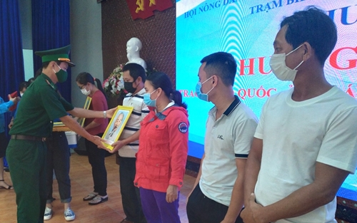 Đà Nẵng trao tặng trang bị cứu hộ cá nhân cho ngư dân